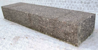 Graniet gebouchardeerd trede is een donkergrijze aziatische graniet met gevlamde, gespikkelde structuur