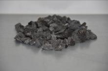 Basalt edelsplit 8/11 mm grind is een antracietgrijs-zwart gesteente van vulkanische afkomst